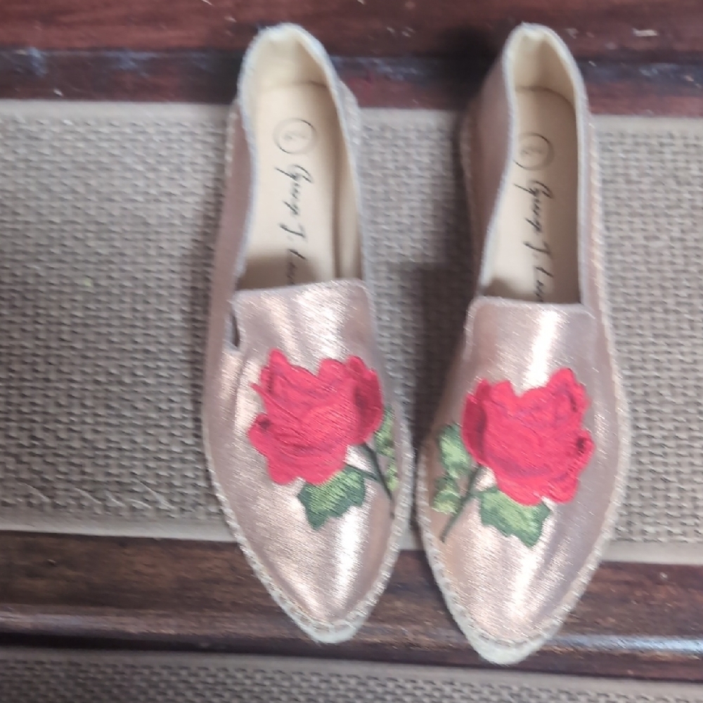 New Jorge J Love Size 6.5 Gold Embroidered Rose Loafers Smoking Slipper